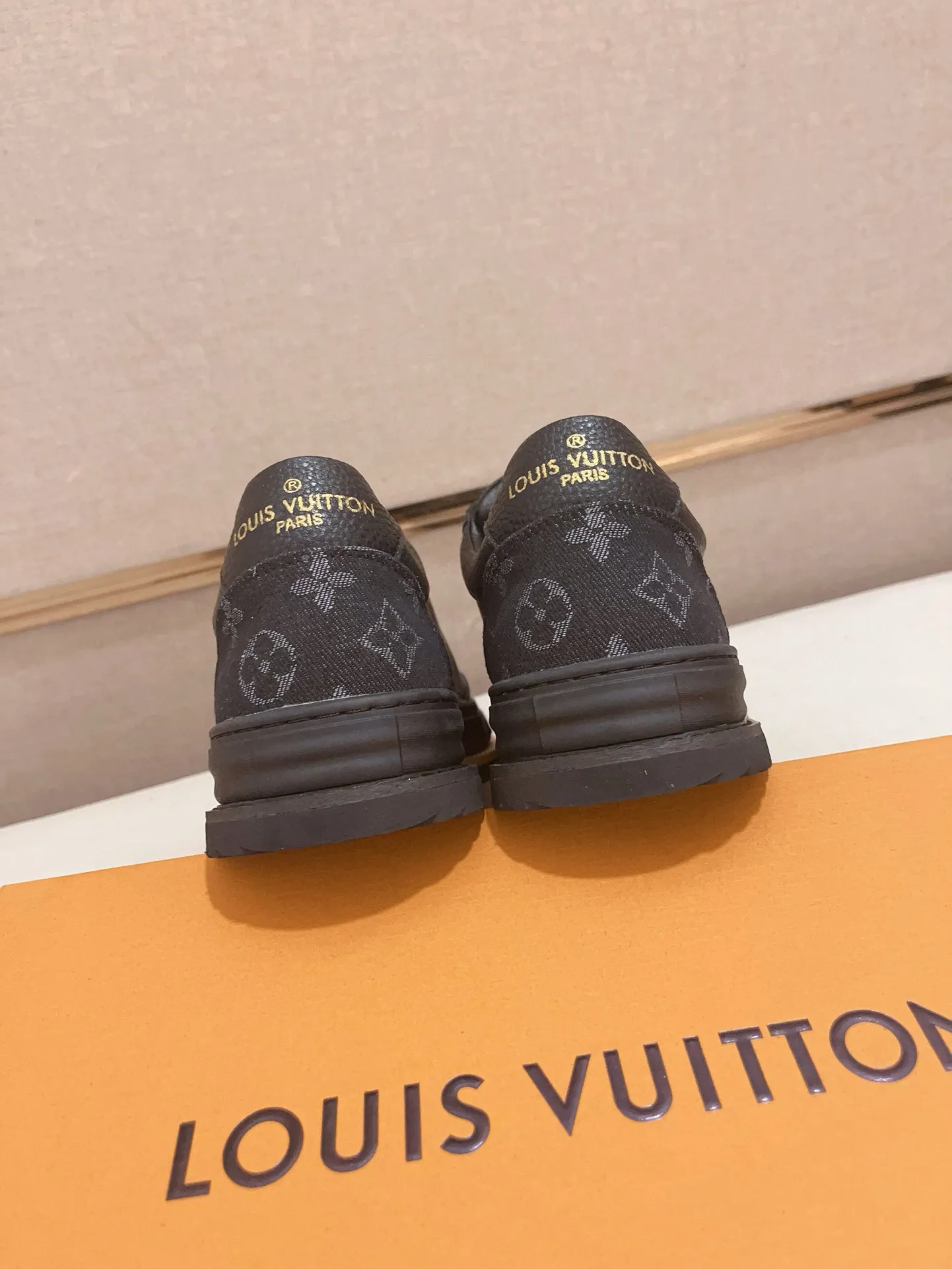 Men's shoes💰 400💰Louis Vuitton (Louis Vuitton/LV) top 🔍🔍 new models are on sale at the same time, the upper 🇮🇹 imported first-layer cowhide from Italy, fully imported sheepskin lining 💪💪, completely 1⃣️ to 1 ⃣️Re-engraved🇮🇹💪💪, ⚠Sole: The original sole is specially provided by the original factory, the exclusive movable molded sole is super comfortable, ⚠The original factory follows the order, 🔍🔍high quality, you can enter and exit the counter at will, welcome to compare⚠. Code number: 38-44. Can be customized for 45 non-refundable!